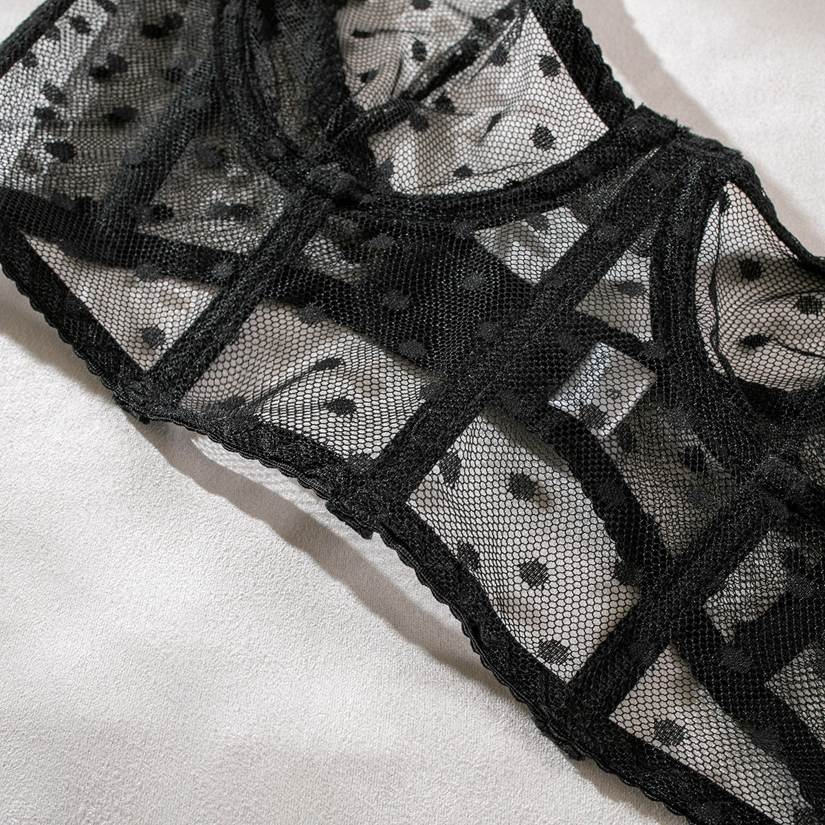 Komplet bielizny z siateczki z biustonoszem i stringami na romantyczne wieczory Zonda