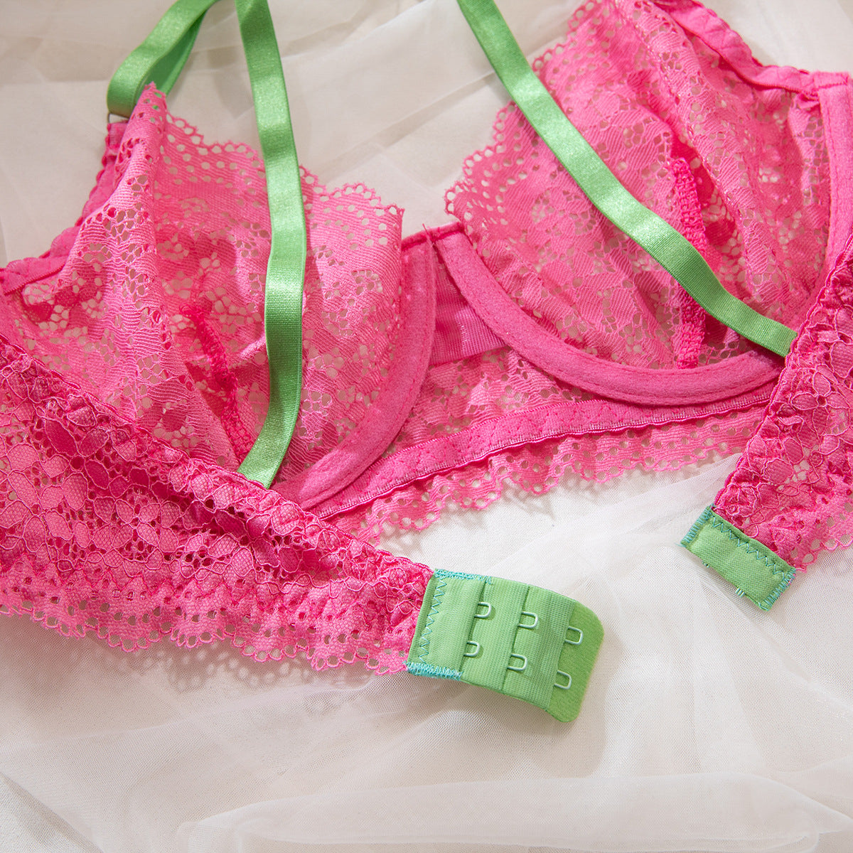 Komplet bielizny z haftem elegancki i komfortowy Aindrea