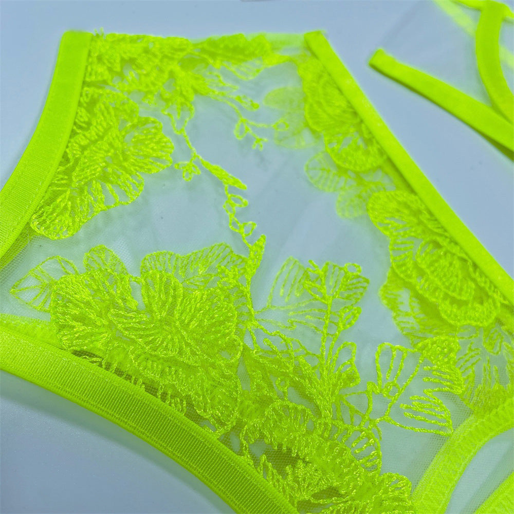 Komplet bielizny z delikatnymi zdobieniami dla podkreślenia sylwetki Lelah