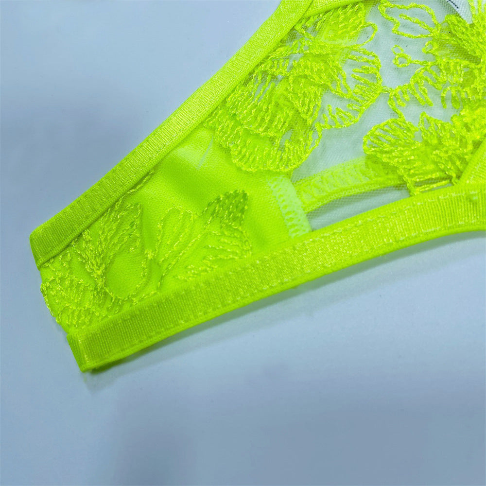 Komplet bielizny z delikatnymi zdobieniami dla podkreślenia sylwetki Lelah