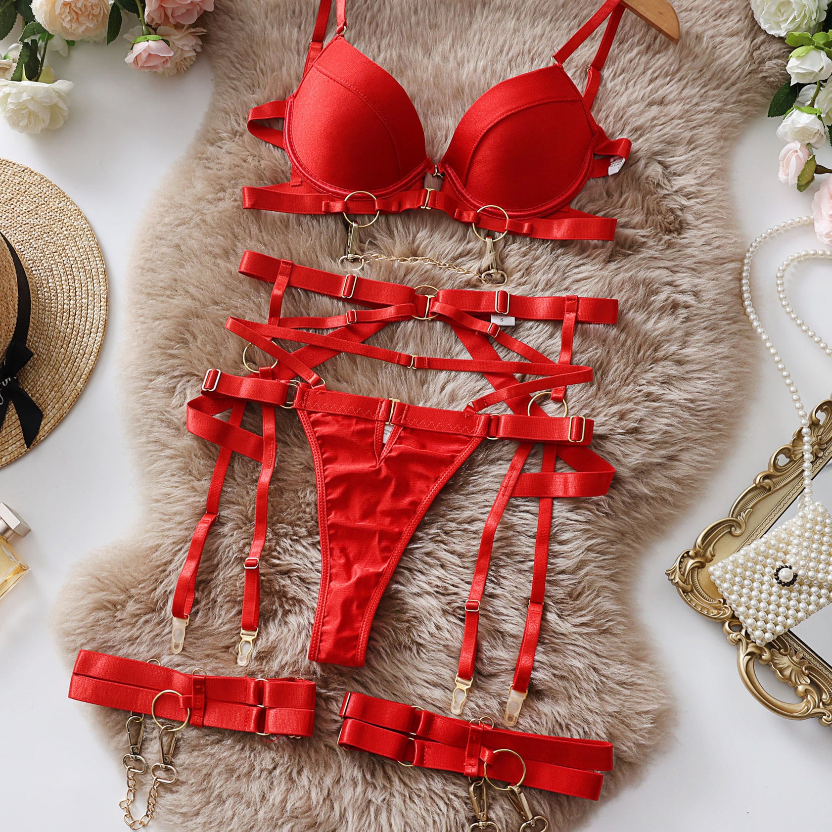 Zestaw bielizny z odważnymi detalami na romantyczne wieczory Jevgenija Czerwony