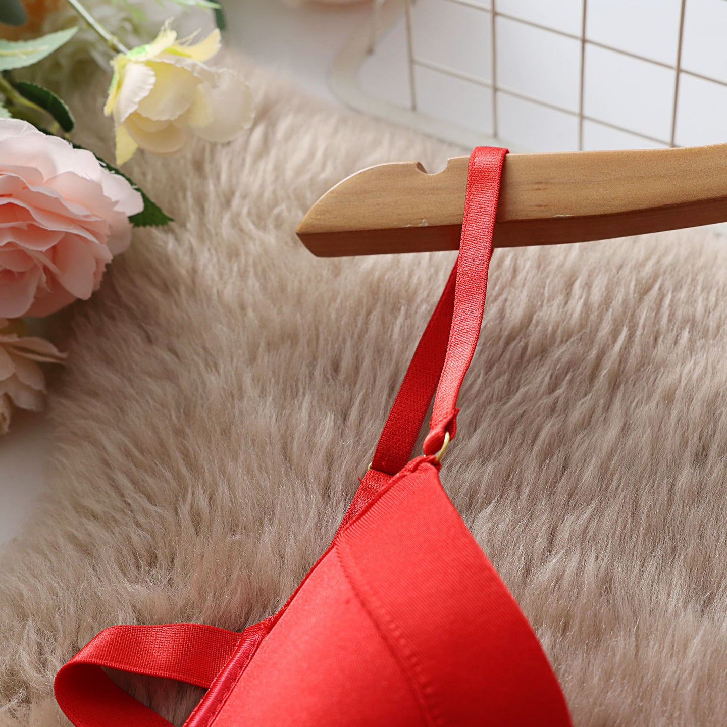 Zestaw bielizny z odważnymi detalami na romantyczne wieczory Jevgenija