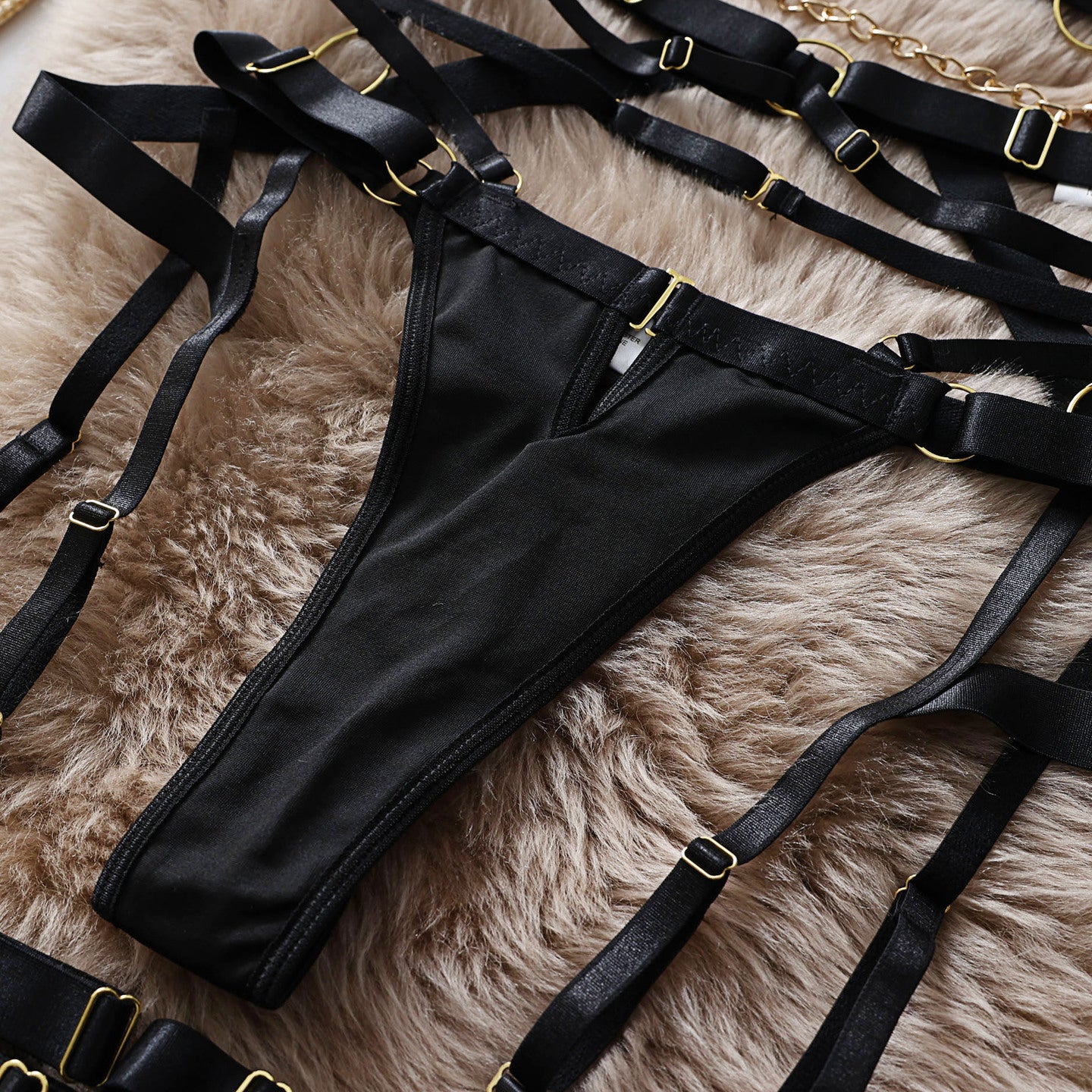 Zestaw bielizny z odważnymi detalami na romantyczne wieczory Jevgenija