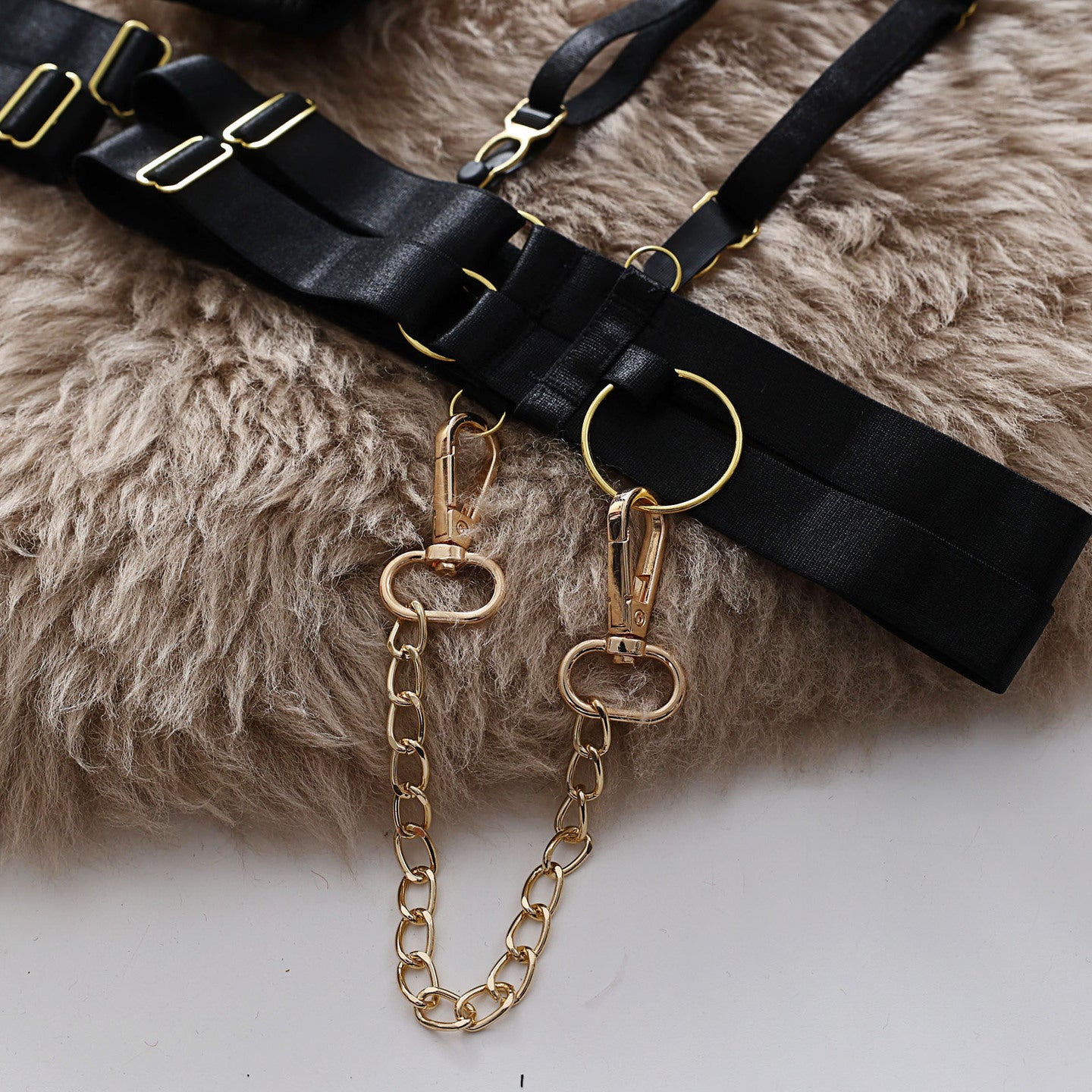 Zestaw bielizny z odważnymi detalami na romantyczne wieczory Jevgenija