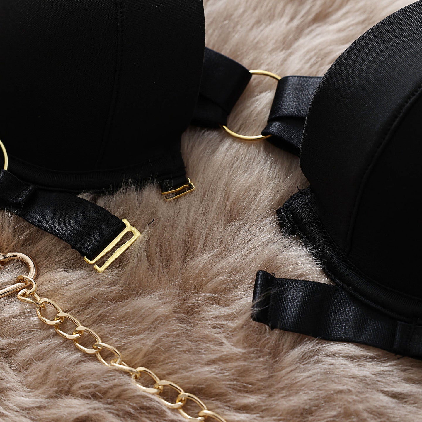 Zestaw bielizny z odważnymi detalami na romantyczne wieczory Jevgenija