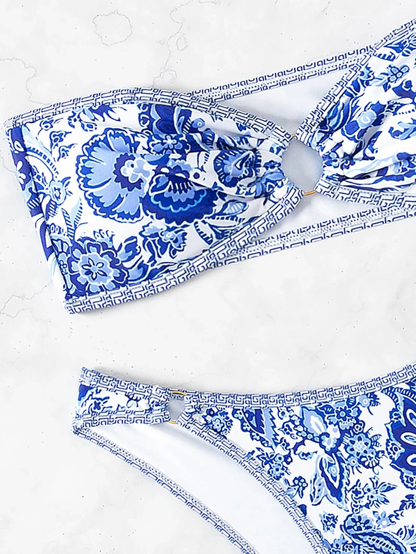 Dwuczęściowy strój kąpielowy bandeau w śródziemnomorski wzór z ozdobnymi detalami Thalia
